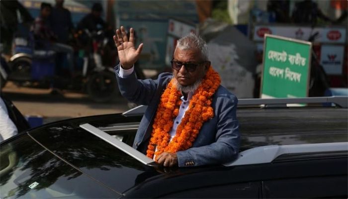 লন্ডন থেকে ‘সংকেত’ নিয়ে দেশে ফিরেছেন আরিফ