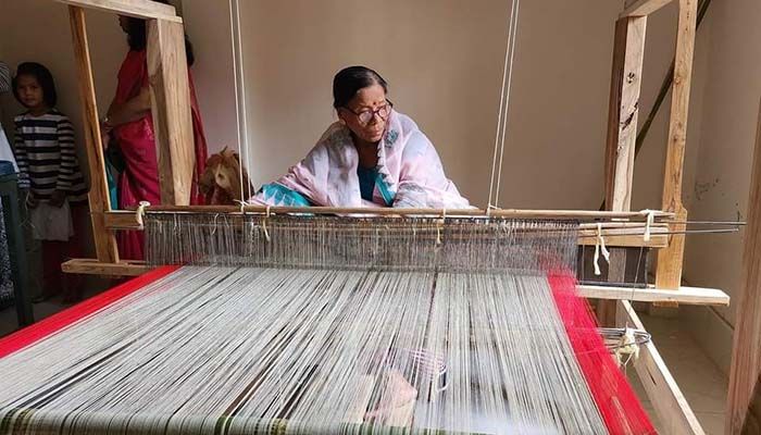 কলাগাছের বাকলের সুতায় তৈরি হলো শাড়ি