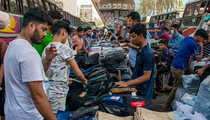 তীব্র গরমে আকাশের নিচে ‘অস্থায়ী’ বঙ্গবাজার