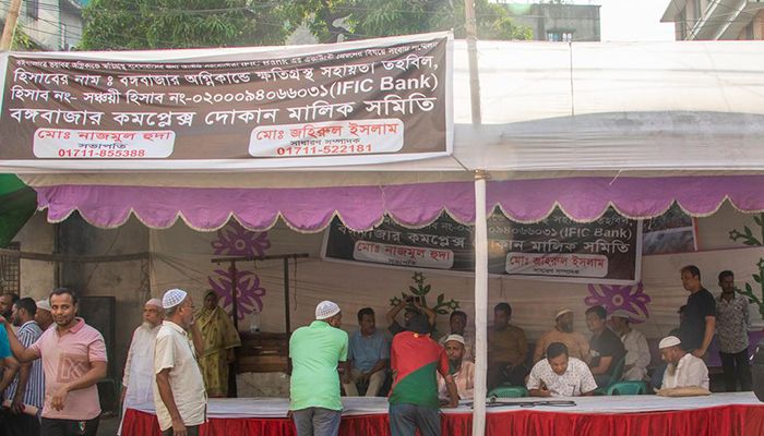 তীব্র গরমে আকাশের নিচে ‘অস্থায়ী’ বঙ্গবাজার
