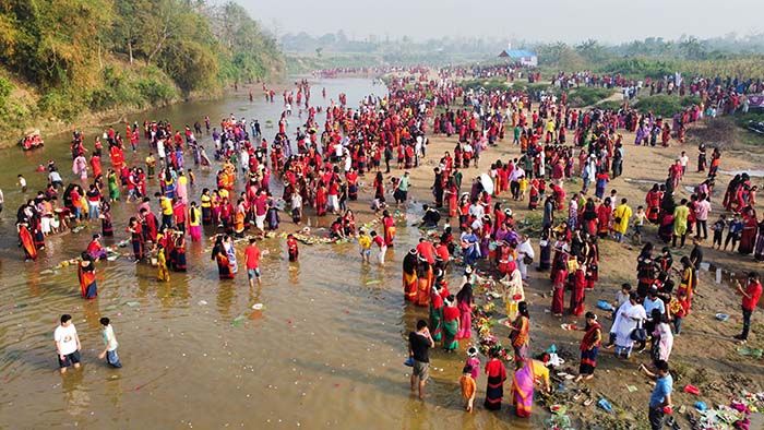 চৈত্র মাসের ২৯ তারিখে ভোরে সূর্যোদয়ের সাথে সাথে শুরু হয় এই আয়োজন। চাকমা তরুণ তরুণীরা নিজেদের ঐতিহ্যবাহী পোশাক পরে বন থেকে সংগ্রহ করা বিজু, মাধবীলতা, রজ্ঞনসহ নানা রকমের ফুল দিয়ে পূজা করে। পরে নদীর পাড়ে গঙ্গা দেবীর উদ্দ্যেশে প্রার্থনা করা হয়।