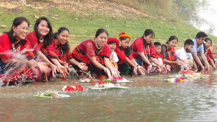 বৈসাবি উৎসবে রঙ লেগেছে পাহাড়ে