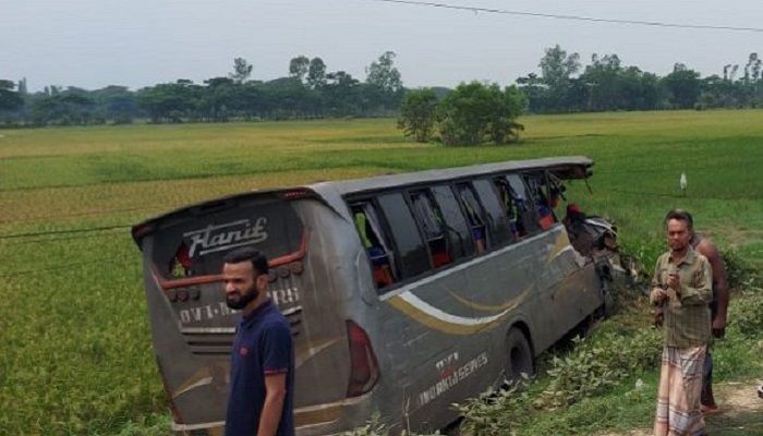 দুই বাসের সংঘর্ষে প্রাণ গেলো ২ জনের
