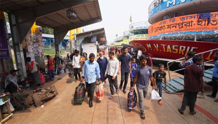 একদিনে ঢাকা ছেড়েছেন ১২ লাখের বেশি সিম ব্যবহারকারী