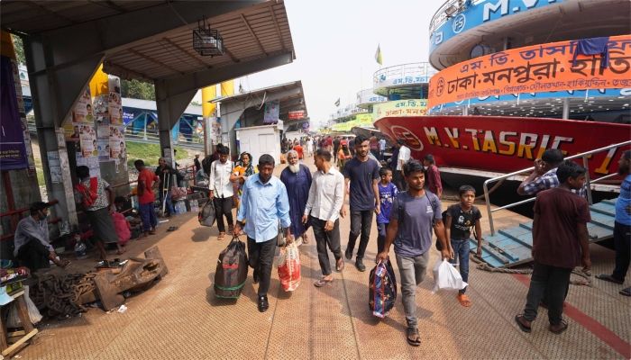 ঈদযাত্রায় রাজধানীর সদরঘাট লঞ্চ টার্মিনালে ঘরমুখো মানুষ। ছবি: সাম্প্রতিক দেশকাল