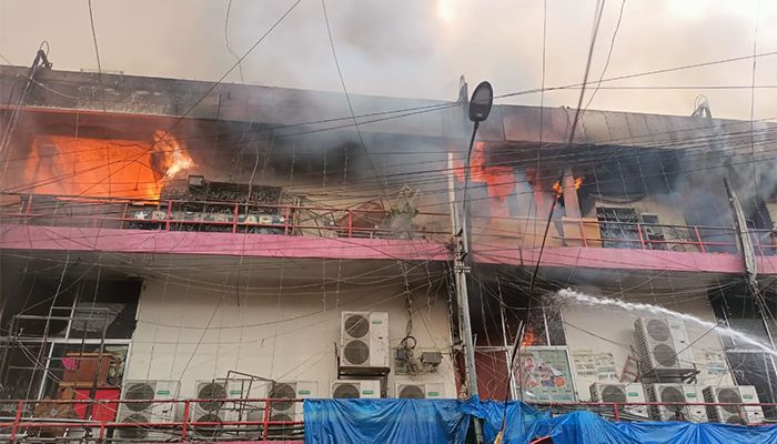 নিউমার্কেটে আগুন বাড়ছে, দোকানিদের আর্তনাদ থামছে না