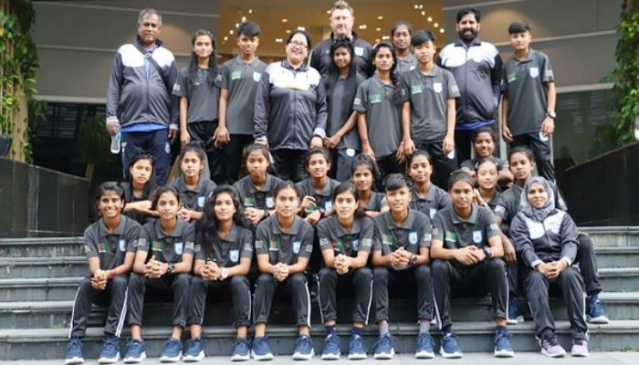 সিঙ্গাপুরে অনূর্ধ্ব-১৭ নারী ফুটবল দল। ছবি: সংগৃহীত
