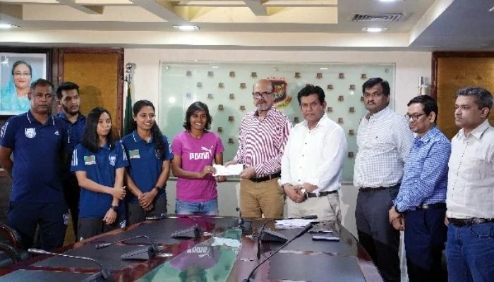  সাবিনা-কৃষ্ণাদের হাতে বিসিবির ৫০ লাখ টাকার চেক