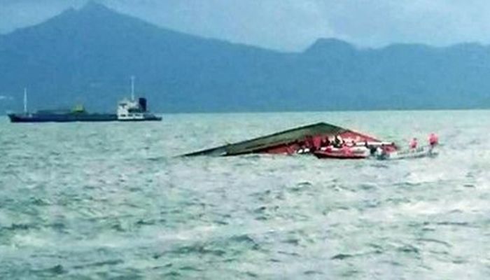 ইন্দোনেশিয়ায় ফেরি উল্টে ১১ জনের সলিল সমাধি