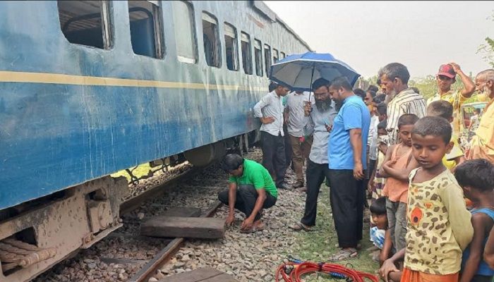 লালমনিরহাটে ট্রেনের বগি লাইনচ্যুত, যোগাযোগ বন্ধ 