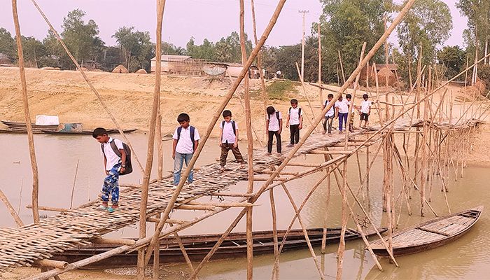 চার গ্রামের মানুষের ভরসা বাঁশের সাঁকো