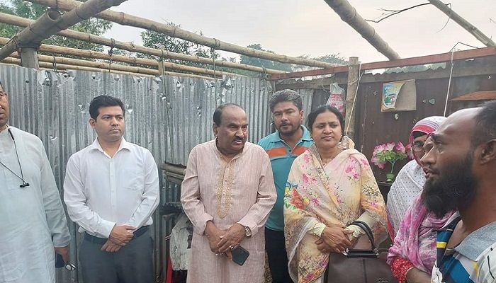 পুঠিয়ায় ঝড় ও শিলা বৃষ্টিতে ক্ষতিগ্রস্ত এলাকা পরিদর্শনে এমপি
