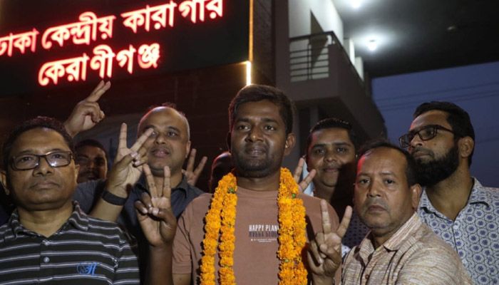 কারামুক্ত প্রথম আলোর সাংবাদিক শামসুজ্জামান