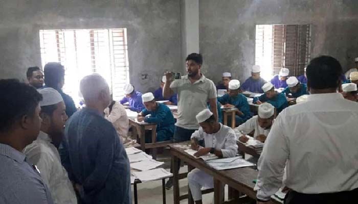 পরীক্ষাকেন্দ্রে ফেসবুক লাইভে গেলেন এমপির পিএস