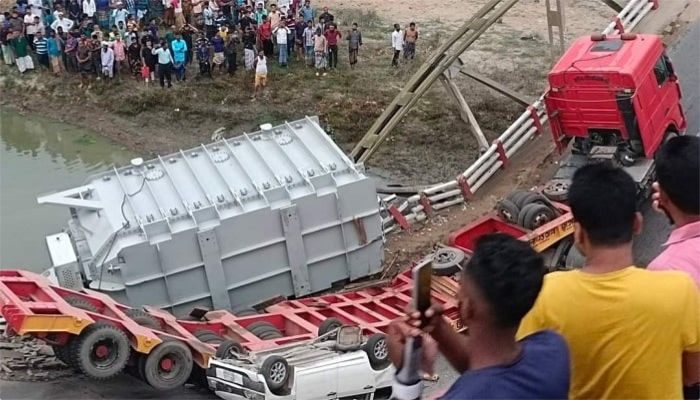 ট্রান্সফরমারবাহী লরিসহ নদীতে ভেঙে পড়লো সেতু
