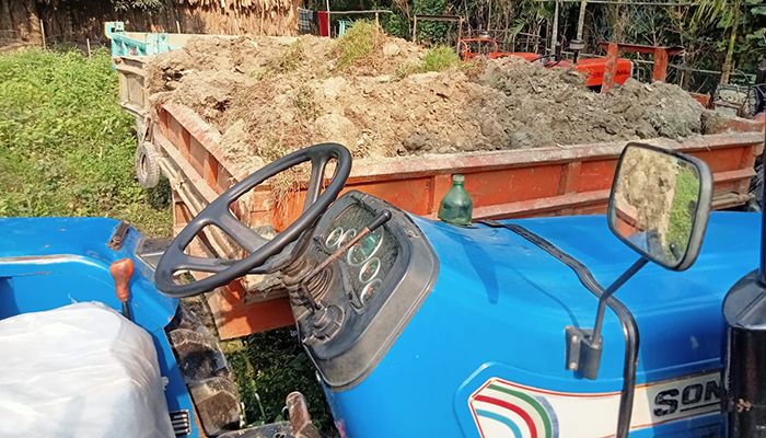 রাতের আধারে ফসলী জমির মাটি কাটলো দুবৃর্ত্তরা, ৬ ট্রাক্টর জব্দ