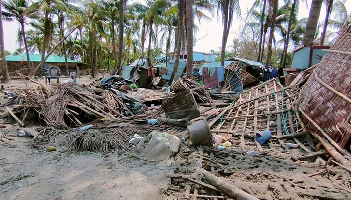 সেন্টমার্টিনে মোখার তাণ্ডবের চিহ্ন