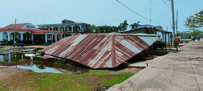 সেন্টমার্টিনে মোখার তাণ্ডবের চিহ্ন