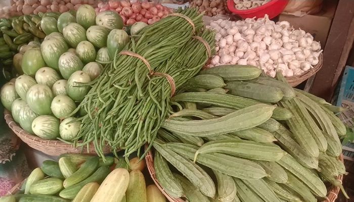 নিত্যপণ্যের বাড়তি দামে দিশেহারা ক্রেতা
