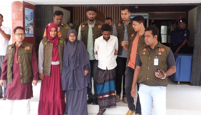 ঘুমন্ত নারীদের নগ্ন ভিডিও ধারণ করায় প্রেমিকাসহ যুবক গ্রেপ্তার