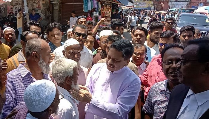 গণসংযোগে নৌকার মেয়র প্রার্থী, ঘোষণা দিয়েও পাশে নেই আ.লীগ নেতারা