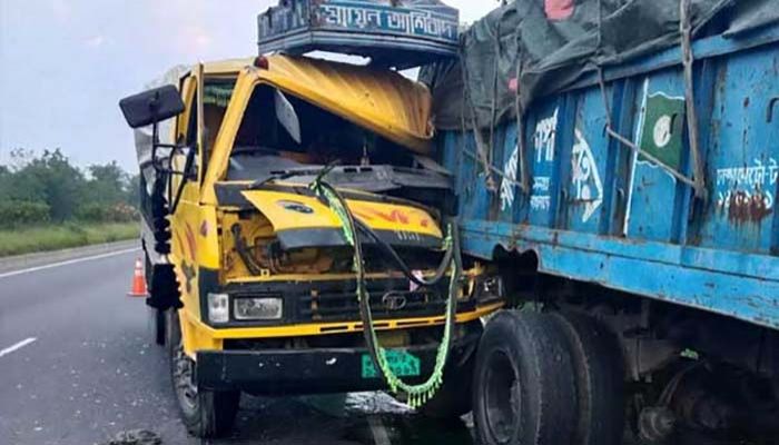 এক্সপ্রেসওয়েতে দুই ট্রাকের সংঘর্ষ, চালক-হেলপার নিহত