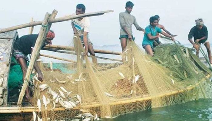 মধ্যরাত থেকে ৬৫ দিন সাগরে মাছ ধরা নিষেধ