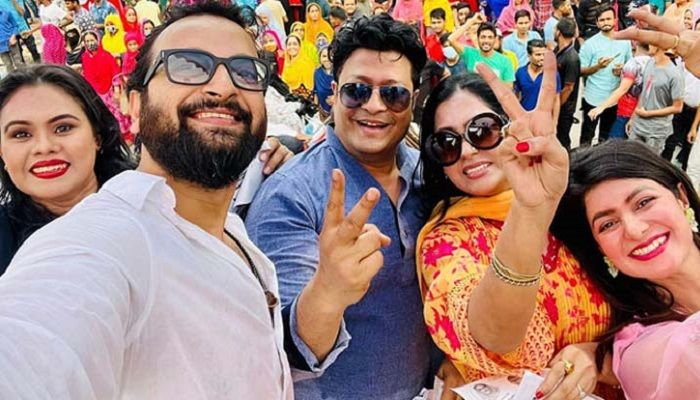 গাজীপুর সিটি নির্বাচন: ঘুরে ঘুরে ভোট চাচ্ছেন নায়ক-নায়িকারা