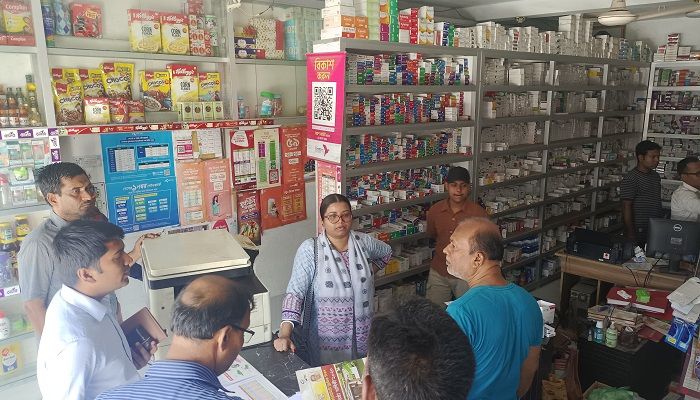 টুঙ্গিপাড়ায় মেয়াদোত্তীর্ণ ওষুধ রাখায় জরিমানা 