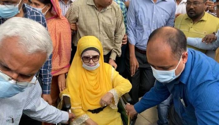 পাঁচ দিন পর বাসায় ফিরলেন খালেদা জিয়া 