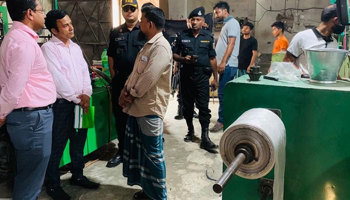নোয়াখালীতে পলিথিন জব্দ: প্রায় ৭ লাখ টাকা অর্থদণ্ড