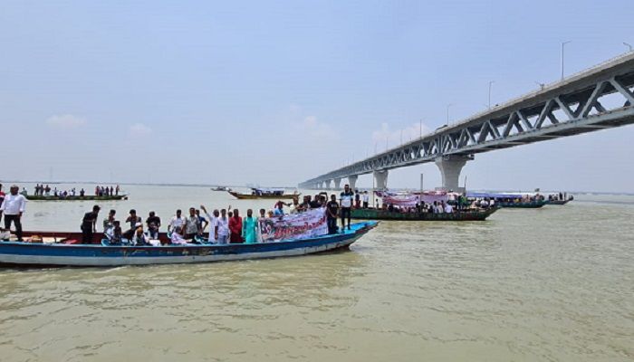 পদ্মায় বালুদস্যুদের বিরুদ্ধে নৌ-র‍্যালি