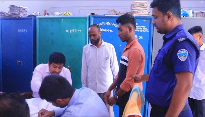 পরীক্ষায় নকল সরবরাহ: যুবকের কারাদণ্ড, ৩ শিক্ষককে অব্যাহতি