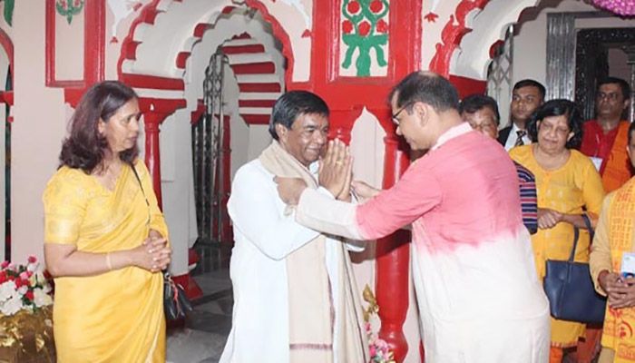 ঢাকেশ্বরী মন্দিরে সপত্নীক প্রার্থনা করলেন মরিশাসের প্রেসিডেন্ট