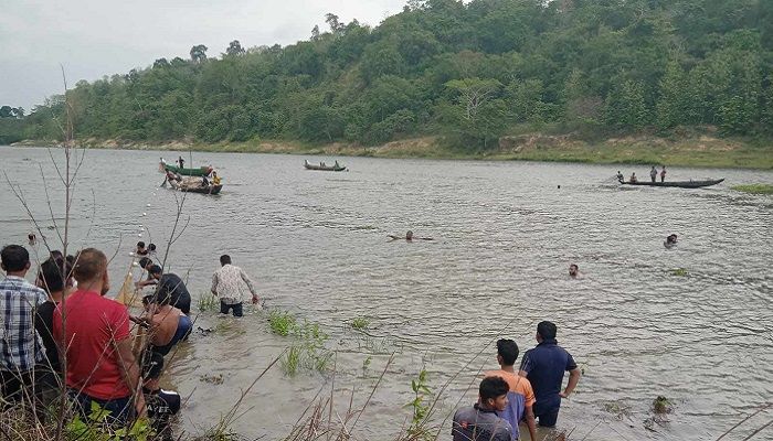 কর্ণফুলী নদীতে নিখোঁজ যুবককে উদ্ধার কাজে ডুবুরি দল। ছবি: রাঙ্গামাটি প্রতিনিধি