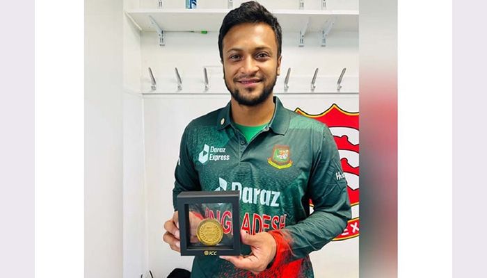 আইসিসির মাসসেরার পুরস্কার সাকিবের হাতে