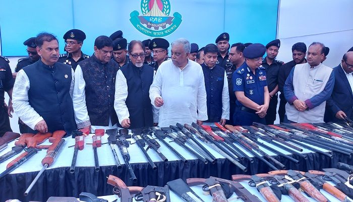 আত্মসর্মপণ করলেন তিন শতাধিক চরমপন্থি