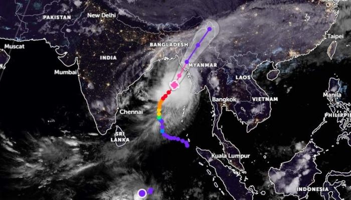 মোখার কেন্দ্রে বাতাসের  গতি বাড়ছে
