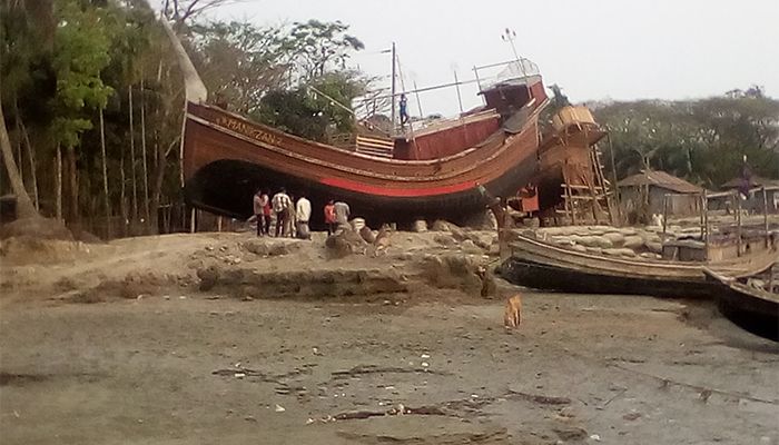 লক্ষ্মীপুরেই তৈরি হচ্ছে ফিশিং ট্রলার