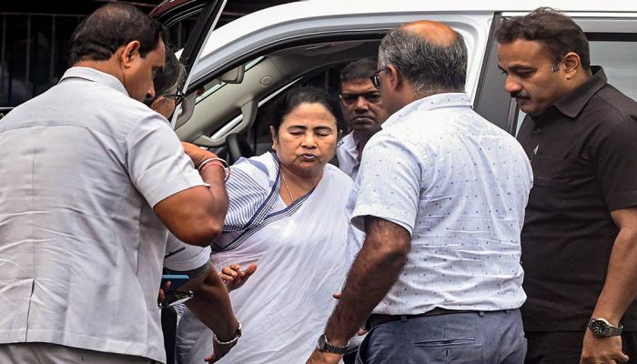 মুখ্যমন্ত্রীর কোমর ও পায়ের লিগামেন্টে চোট
