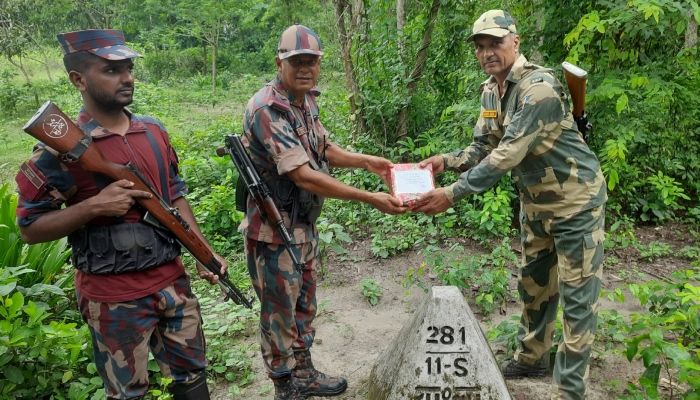 ঈদের দিন বিএসএফকে মিষ্টি পাঠালো বিজিবি