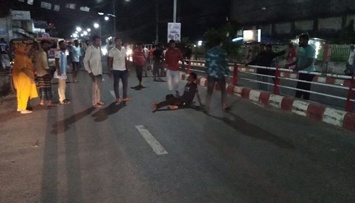 বরিশালে দুই পক্ষের সংঘর্ষে নৌকার মেয়রপ্রার্থীর উঠান বৈঠক পণ্ড, আহত ৪