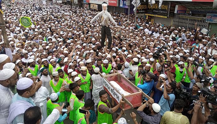 ইসলামী আন্দোলন বাংলাদেশের সমাবেশকে ঘিরে জুমার নামাজের পর দলটির নেতাকর্মীরা খণ্ড খণ্ড মিছিল নিয়ে বরিশাল শহরের সদর রোডে আসতে শুরু করে। ছবি: বরিশাল প্রতিনিধি 