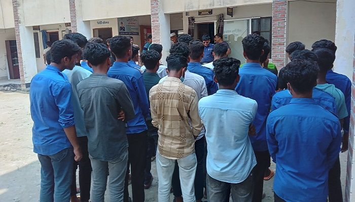 ঝিনাইদহে ক্লাস ফাঁকি দিয়ে আড্ডা, ২৪ শিক্ষার্থী আটক