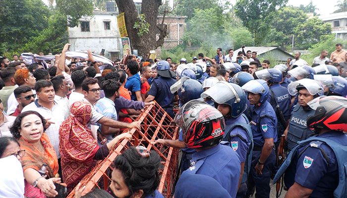 পুলিশি বাধায় অবস্থান কর্মসূচি পালন করতে পারেনি বিএনপি। ছবি: ঝিনাইদহ প্রতিনিধি