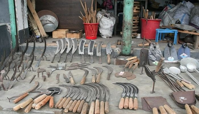 কোরবানি ঈদের ভরা মৌসুমেও দুর্দিনে কামার শিল্প