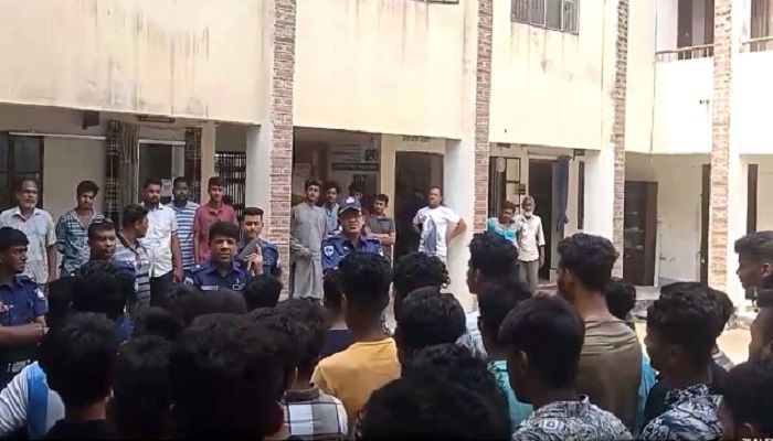 স্কুল ফাঁকি দিয়ে পার্কে আড্ডা, ৬০ শিক্ষার্থী আটক