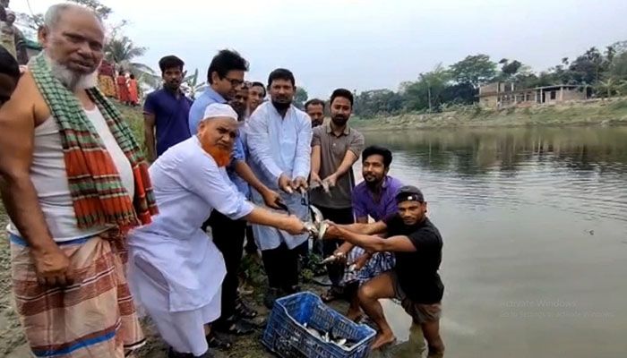 নোয়াখালীতে ১০ লাখ মাছের পোনা অবমুক্ত