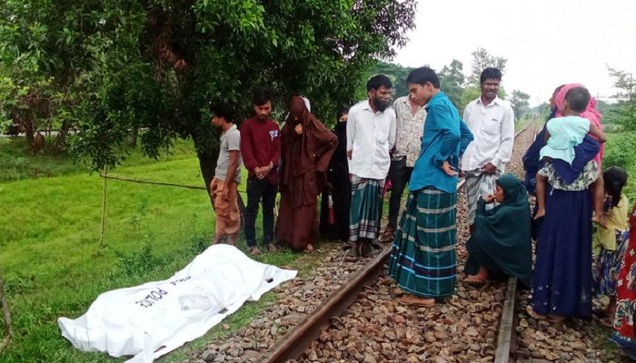 নেত্রকোণায় ট্রেনে কাটা পড়ে নারীর মৃত্যু