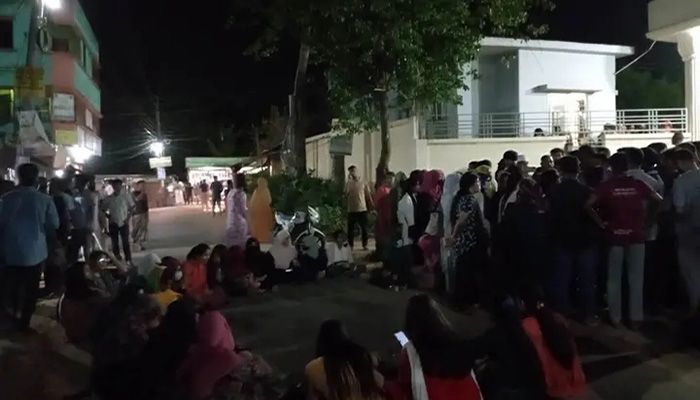 চুলা খুঁজতে তালা ভাঙলো কুবি প্রশাসন, শিক্ষার্থীদের অভিযোগ খাবারের মান নিয়ে